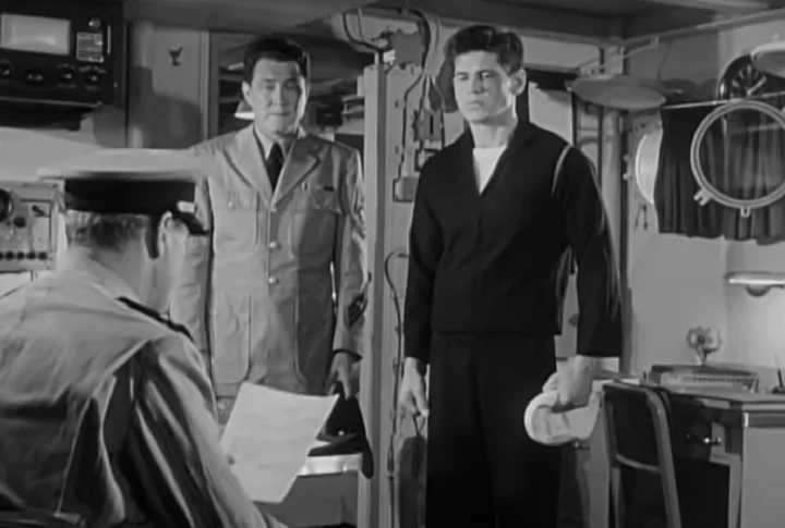 Seu filme de estreia foi “Agora Estamos na Marinha” (1951), uma comédia de guerra sobre um comandante novato de um submarino que descobre que precisa lidar com toda uma tripulação tão inexperiente quanto ele.