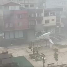 Vídeos publicados nas redes sociais mostram a força do vento em Caxambú, no Sul de Minas, durante a pancada de chuva desse domingo (5/1) -  (crédito: Redes Sociais / Reprodução)