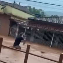 MG: temporal deixa cidade em alerta, e prefeito ajuda em resgate - Redes Sociais / Reprodução