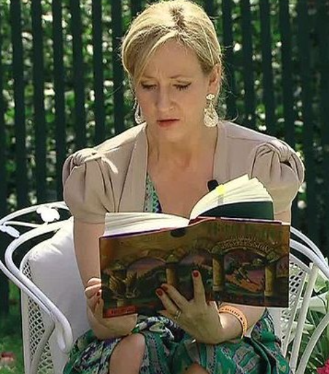 Seus pais eram leitores assíduos e influenciaram a pequena Joanne a praticar esta atividade.  A casa, inclusive, era repleta de livros.
