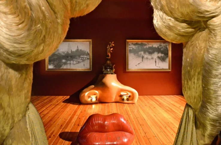 Museus com obras de Dalí se espalham pelo mundo. Na Flórida, uma instalação no Museu Salvador Dalí resume a excentricidade e o jeito divertido do catalão. Instalações reproduzem com cortinas, móveis e quadros, um rosto de mulher. Com lábios rechonchudos. Viva Dalí!