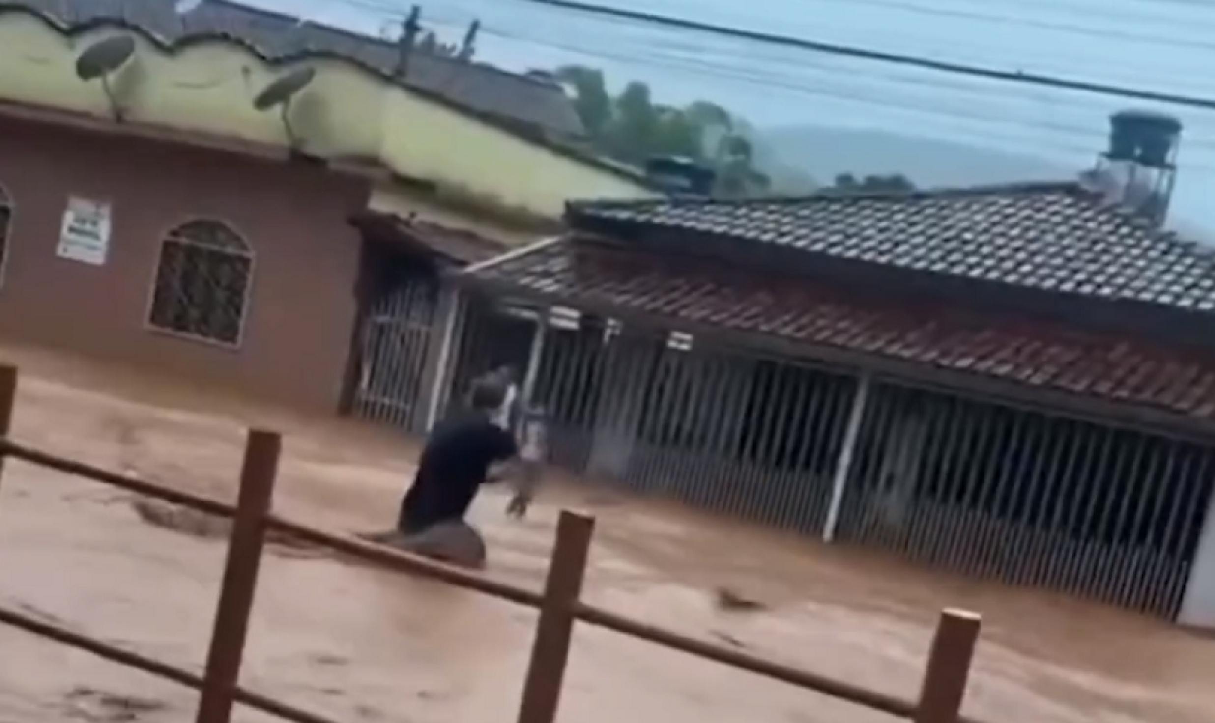 MG: temporal deixa cidade em alerta, e prefeito ajuda em resgate