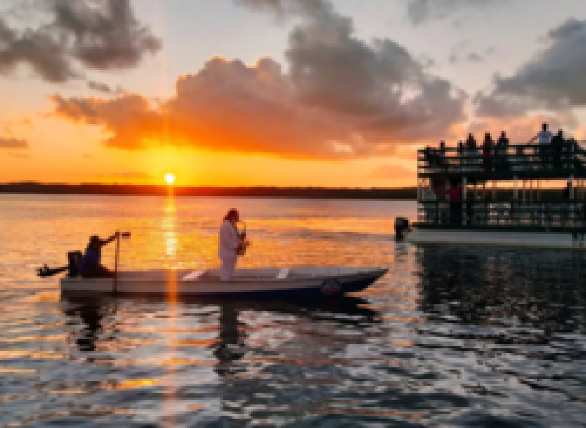 Não deixe de assistir ao emocionante pôr do Sol na Praia do Jacaré, ao som do 