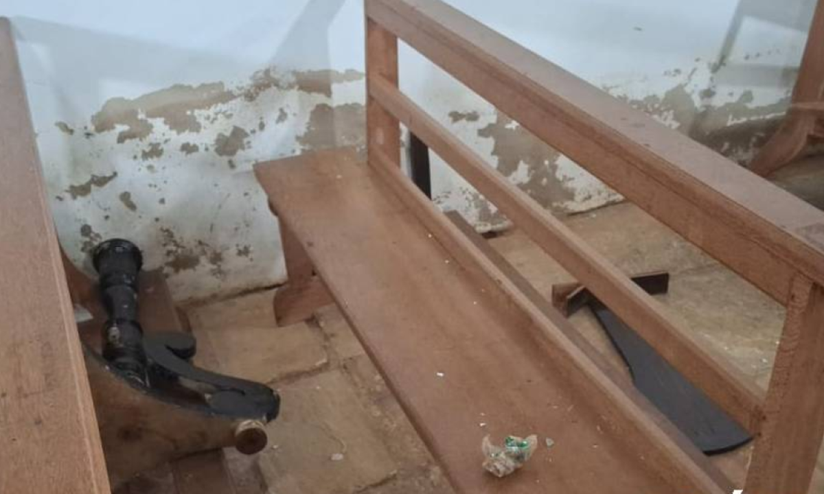 No dia do crime, homem teria entrado na Igreja de Santa Teresa D’Ávila e causado danos significativos no interior do templo -  (crédito: PCMG / Divulgação)
