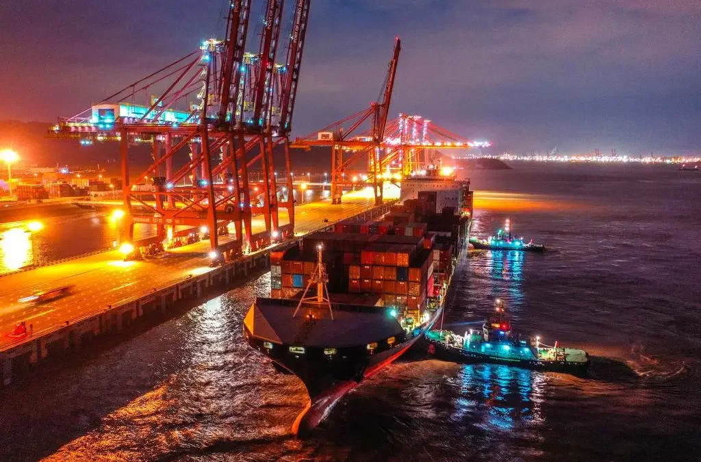 Sua posição estratégica no litoral leste da China contribui no acesso ao mercado global, tornando-o um centro eficaz para o comércio internacional. O Porto de Ningbo-Zhoushan é fundamental para a economia chinesa, contribuindo significativamente para o escoamento de produtos e recursos minerais.