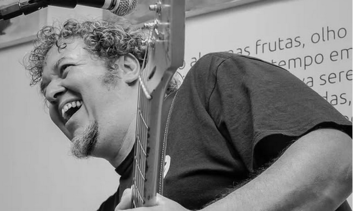 Bom humor e talento musical marcaram a vida de Claudio Moraleida, guitarrista querido na noite e nos palcos de BH  -  (crédito: Heloisa Marques/Instagram de Claudio Moraleida)