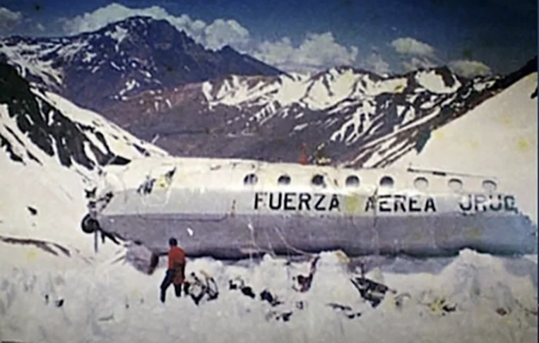 Dois meses após o acidente, sem a menor esperança de resgate, Roberto Canessa e Fernando Parrado se aventuraram na direção oeste, dispostos a andar o quanto fosse preciso em busca de socorro. 