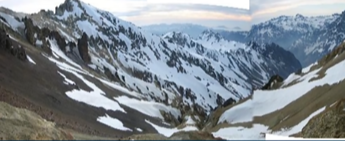 Sem qualquer experiência, eles subiram a montanha e se depararam com uma vista desanimadora (foto). Não sabiam, mas estavam na fronteira de Chile e Argentina. Após percorrerem 60 km, numa semana inteira de caminhada exaustiva, encontraram um rio formado pelo degelo da neve. E seguiram seu curso.