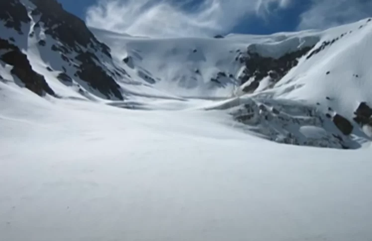 Em meados de dezembro, só havia 16 sobreviventes. Ao fazerem caminhadas em busca de um horizonte, só viam montanhas gigantescas cobertas de neve.   O alpinista Ricardo Peñas liderou uma expedição para documentar a rota de fuga dos sobreviventes e fez descobertas no local do acidente. Seus registros mostram as paisagens desoladoras vistas pelos sobreviventes ao redor da aeronave.