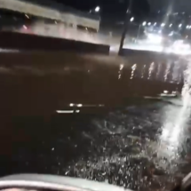Vídeo: pista do Anel Rodoviário fica alagada em BH   - Reprodução/redes sociais