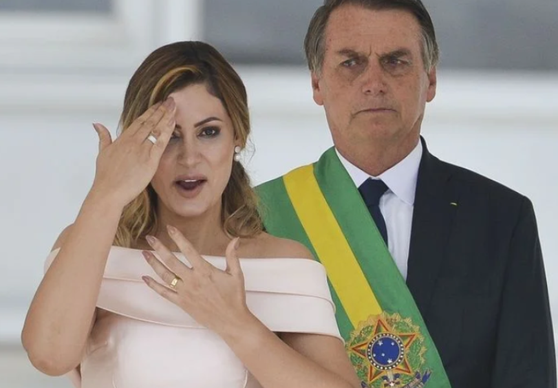 Michelle Bolsonaro - Primeira-dama do Brasil no mandato de Jair Bolsonaro (2019-2022), ela tem 42 anos. Nascida em Ceilândia (DF), já tinha uma filha (Leticia) quando casou-se em 2007 com o entao deputado federal, 27 anos mais velho. Eles têm a filha Laura. Foi a primeira mulher de presidente a fazer discurso de posse. Chamou atenção ao usar a linguagem de surdos, pois é intérprete de Libras. 