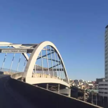 Motorista perde controle e capota carro em viaduto de BH - Edésio Ferreira / EM / D.A Press