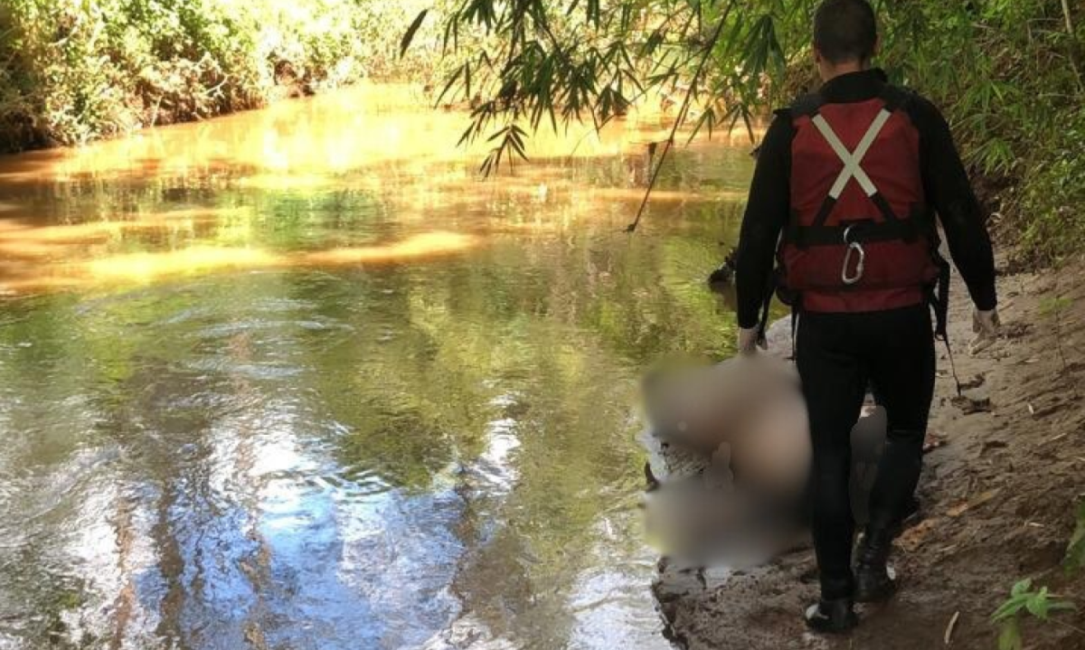 Vítima foi encontrada por pessoas que passavam pela região e avistaram o corpo preso a galhos no meio do espelho d’água do Rio Lambari, em Cristina -  (crédito: CBMMG / Divulgação)