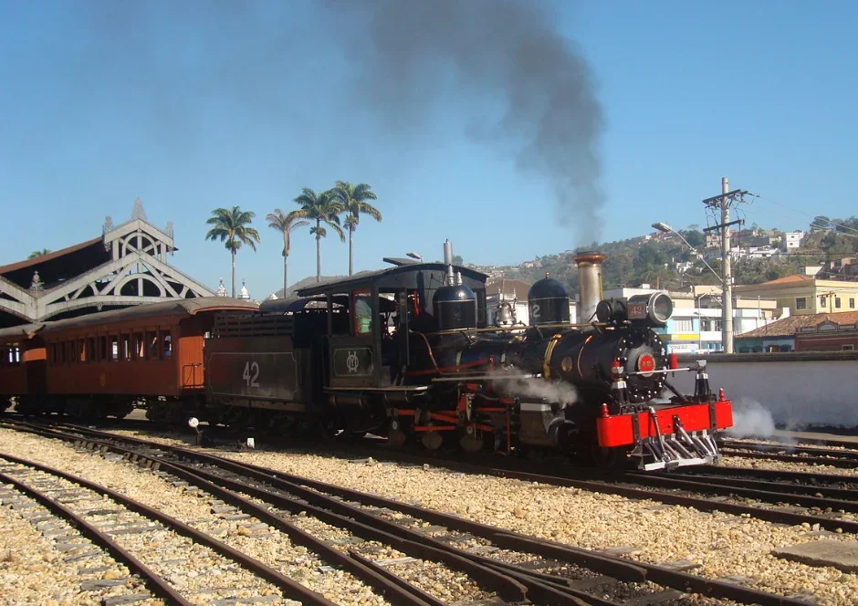 Tiradentes mantém até hoje locomotiva a vapor que resgata a antiga tradição desse transporte. O trem é operado pela Estrada de Ferro Oeste de Minas e atrai muitos turistas. -Bruno Caballero wikimedia commons 