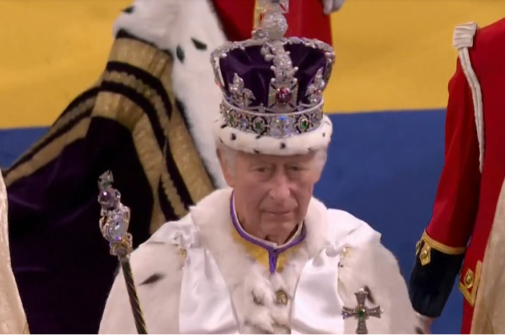 Os assuntos referentes à Coroa Britânica costumam atrair a atenção tanto dos entusiastas monarquia como dos críticos que menosprezam reis e rainhas. Faz dois anos que o Rei Charles III assumiu o trono,  em 8/9/2022, após a morte da mãe, Rainha Elizabeth II. Ele recebeu a coroa antes, em maio. E é o soberano de muitos países, além da Inglaterra. Veja a lista. -Reprodução TV