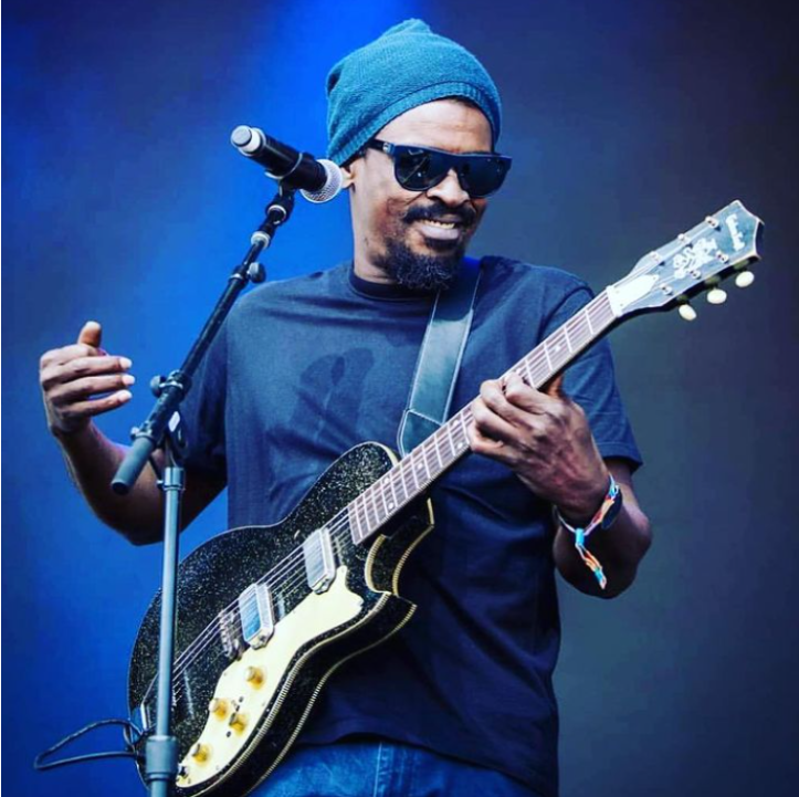 Samba, Flor Maria, Luz Bella e Maria Aimée - Esses são os nomes dos filhos de Seu Jorge.  Flor e Luz são do casamento com Mariana Jorge; Maria Aimée da relação com Fernanda Mesquita. E Samba é do casamento com Karina Barbieri. Recentemente, o cantor postou foto nu, de costas, com o filho nos ombros (foto)