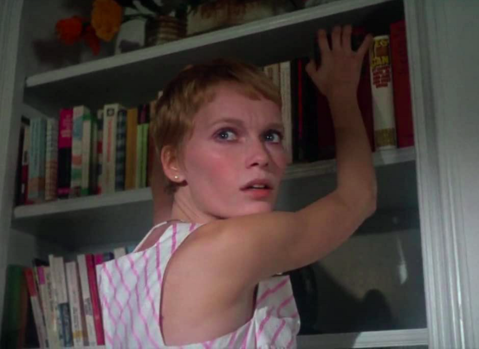 Outras histórias bizarras ligadas ao longa, porém, já tinham acontecido antes desse caso. Em 1969, o produtor William Castle foi internado de emergência por conta de um episódio de falência renal e não resistiu. Ele inclusive já vinha sendo ameaçado de morte por conta da temática anticristã do filme.