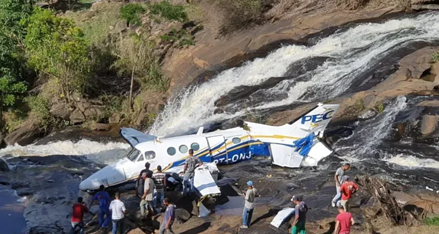 O acidente, ocorrido na tarde do dia 5/11/2021, chocou o país. O avião caiu numa área de cachoeira em Piedade de Caratinga (MG). 