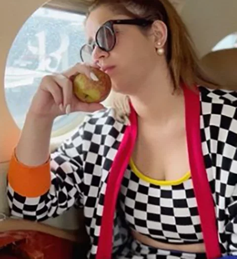 E jÃ¡ a bordo, postou foto da comida, incluindo uma maÃ§Ã£. MarÃ­lia seguia uma alimentaÃ§Ã£o saudÃ¡vel, que lhe permitiu emagrecer. 