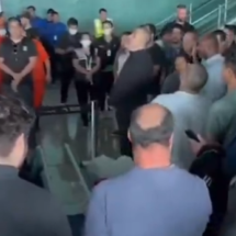 Brasileiros deportados cantam hino nacional após terem algemas retiradas - Reprodução/redes sociais