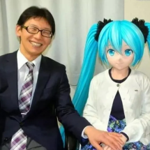 Empresa cancela personagem e japonês fica ‘viúvo’ de holograma, mas mantém boneca como ‘esposa’ - Reprodução