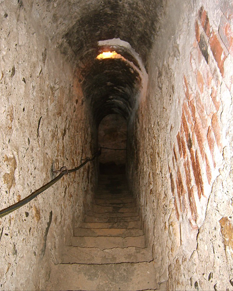O castelo neogÃ³tico construÃ­do em 1212  tem passagens secretas criadas para a proteÃ§Ã£o do prÃ­ncipe. Consta que Vlad ficou escondido em masmorras durante uma invasÃ£o otomana. 
