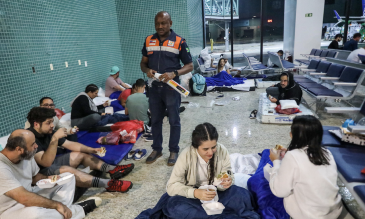 Itamaraty pede aos EUA que melhore o tratamento e o avião dos deportados -  (crédito: Platobr)