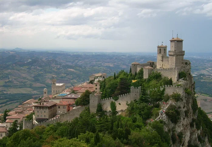 San Marino foi fundada por um pedreiro cristão chamado Marinus, que fugiu das perseguições romanas. Ele se refugiou no Monte Titano, uma das montanhas dos Apeninos, onde começou uma pequena comunidade cristã. 