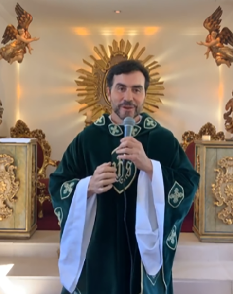 Um padre tambÃ©m Ã© quem geralmente conduz missas e outras cerimÃŽnias religiosas como casamentos e batizados. Os padres tambÃ©m ouvem as confissÃµes dos fiÃ©is e lhes dÃ£o um perdÃ£o mediante algumas oraÃ§Ãµes.
