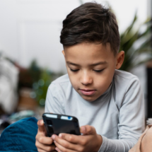 Mães relatam dificuldade em equilibrar uso das telas na criação dos filhos - freepik