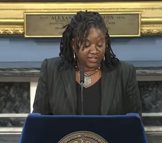 A mulher declarou que seus antepassados eram escravos da plantação de Barbados no passado e adotaram o sobrenome de seus proprietários após a abolição. O assunto gerou polêmica na época.