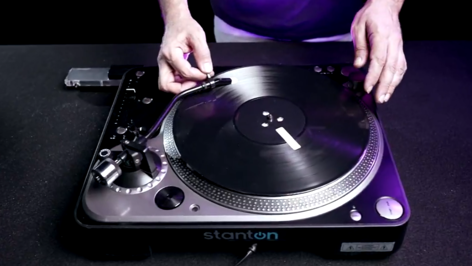 Se antes os alunos alugavam um espaço e chamavam no máximo uma banda ou um DJ, agora eles querem festejar em lugares bem mais amplos e chamando atrações badaladas, pagando cachê pela apresentação. Para isso, vendem ingressos para a celebração. 