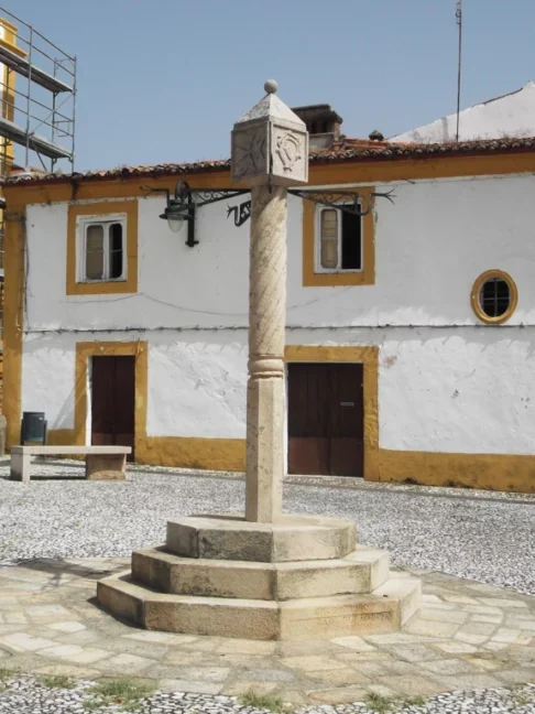 Originalmente, o Pelourinho era o nome dado a uma coluna de pedra onde os escravos ficavam presos para serem castigados.