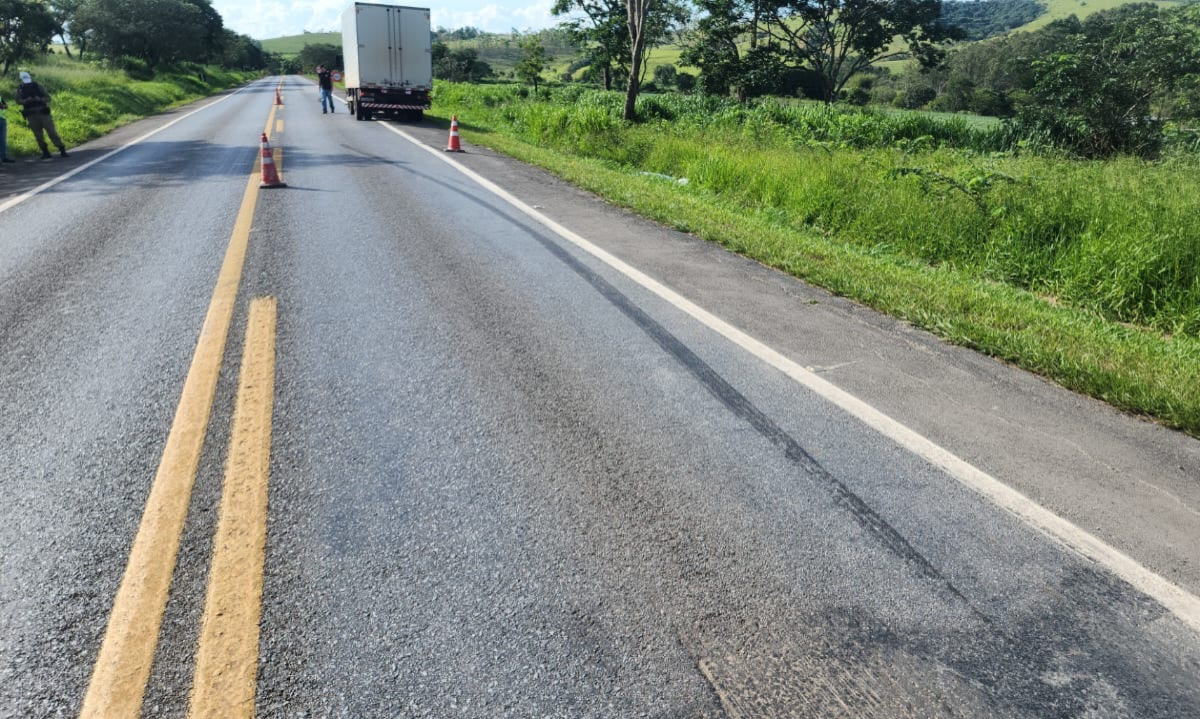 Trabalhador morre atropelado enquanto sinalizava obra na MG-050 -  (crédito: Foto: DivulgaÃ§Ã£o/PMRv)