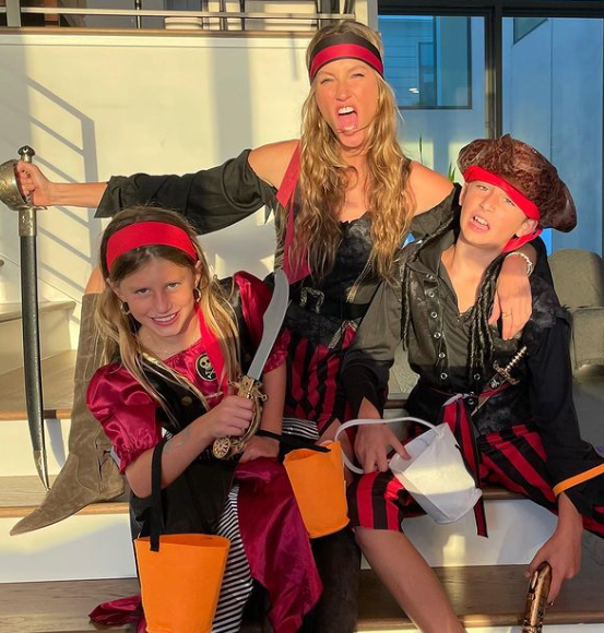 Entre os anos 1990 e 2000, Gisele namorou Josh Hartnett, Leonardo DiCaprio, Rico Mansur e o surfista Kelly Slater. A modelo sempre teve o sonho de ser mãe, algo que aconteceu no relacionamento com o jogador de futebol americano Tom Brady.-reprodução Instagram