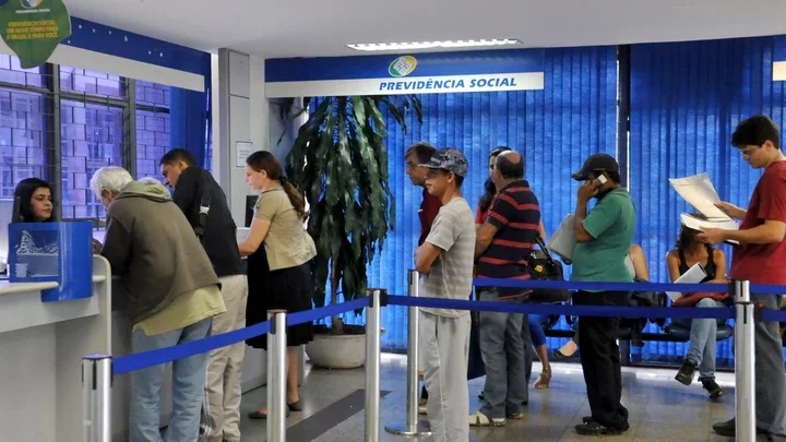 O sistema de pontos estabelece que o segurado tenha o tempo mínimo de contribuição e alcance a pontuação mínima (soma do período de pagamentos ao INSS com a idade).