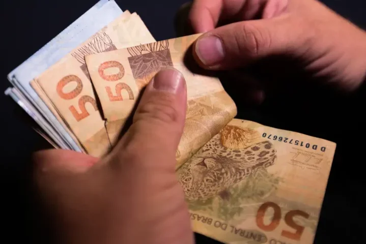O novo limite permite a redução dos valores das parcelas, pois o montante do empréstimo será distribuído por um período maior. No comunicado oficial, o governo declarou que bancos e Dataprev terão um prazo para se adequar às novas normas.
