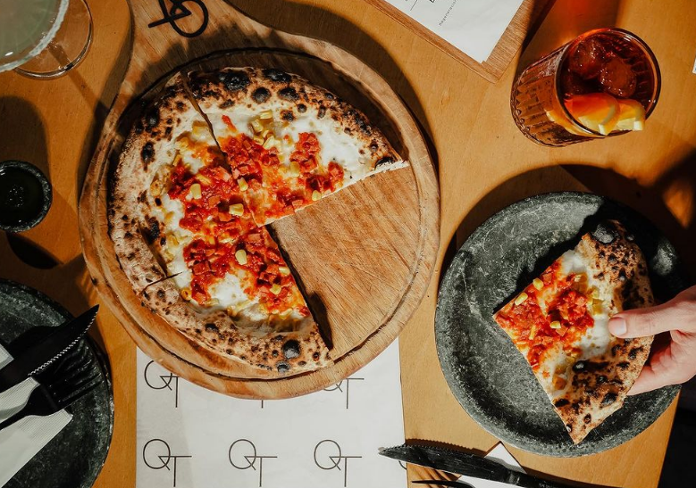 A QT Pizza Bar subiu 48 posições em relação ao ano ado. 