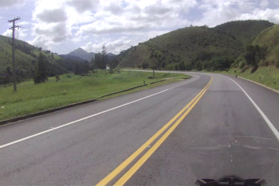 Ciclista e pedaços da bicicleta foram para no acostamento da BR-116 -  (crédito: Redes sociais)