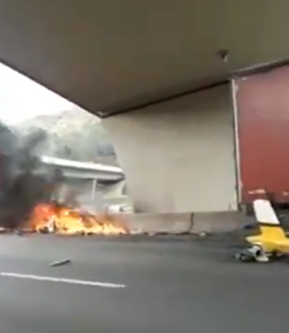 Boechat morreu quando o helicóptero que o levava de Campinas para São Paulo caiu na rodovia Anhanguera. Ele tinha feito uma palestra no interior paulista depois de apresentar seu último programa na rádio. Tinha 66 anos. 