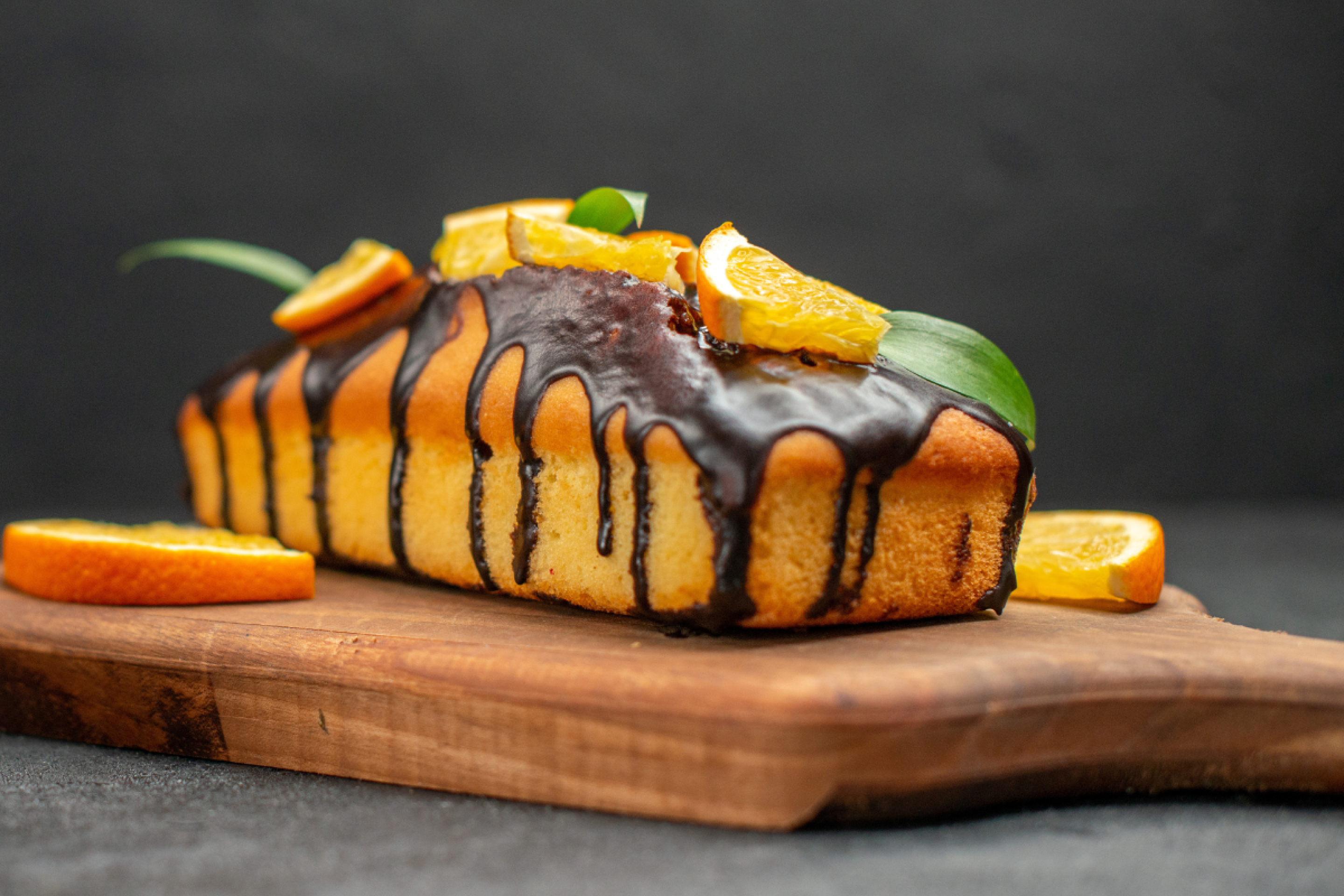 Receita de bolo de cenoura com laranja; fatia do bolo com cobertura de chocolate