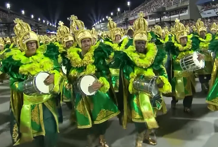 Império Serrano - Mais uma escola prejudicada pelo incêndio na fábrica de fantasias, a tradicional Império Serrano, de Madureira, fecha os desfiles da Série Ouro 2025 com o enredo 