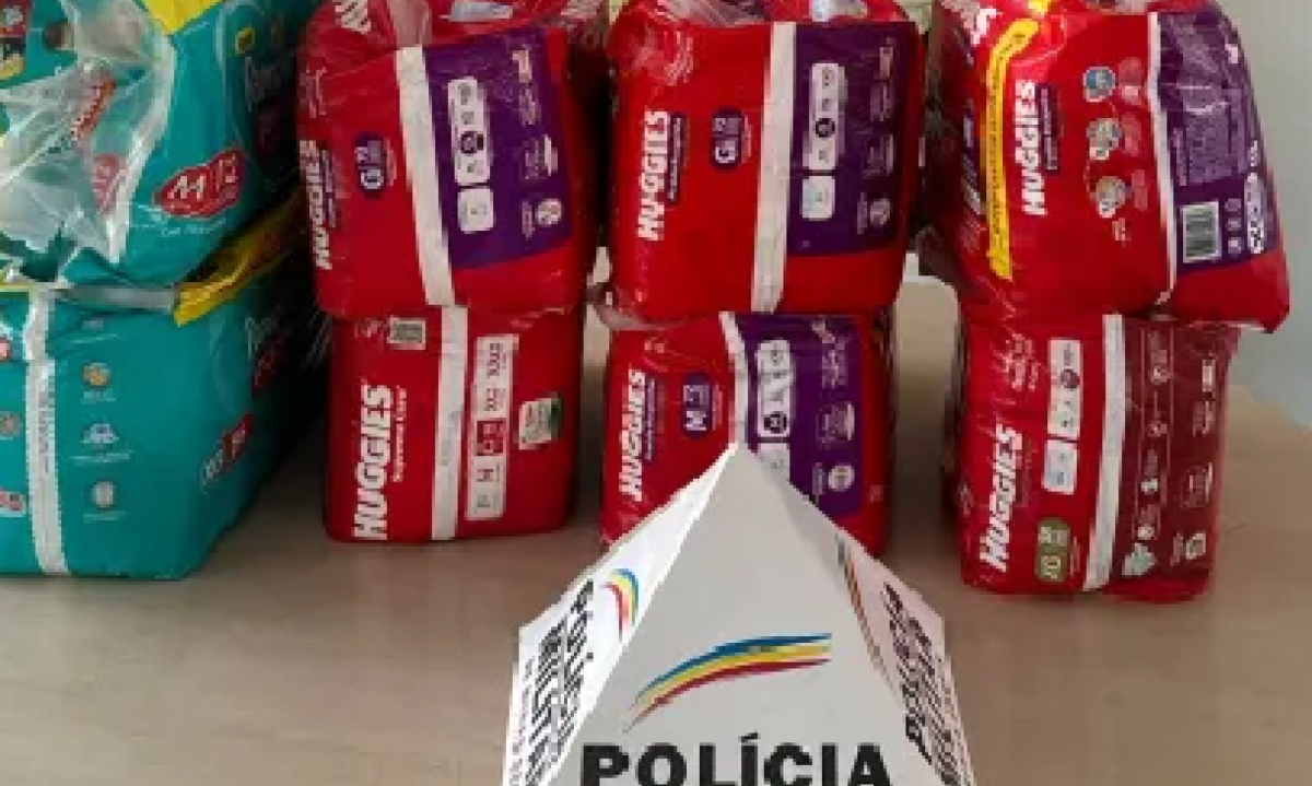Grupo roubou 12 pacotes de fralda, desodorante e produtos para cabelo de farmácia em BH -  (crédito: PMMG / Divulgação)