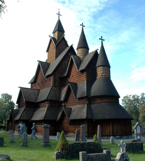 Essas igrejas medievais são conhecidas por suas colunas de madeira distintas e são consideradas construções emblemáticas na Noruega.-wikimedia commons Ekko