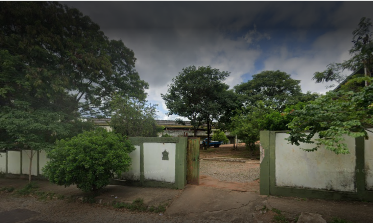 Funcion&aacute;ria que chamou aluna de &quot;macaca&quot; em Divin&oacute;polis &eacute; indiciada por inj&uacute;ria racial -  (crédito: Reprodu&ccedil;&atilde;o Google Street View)
