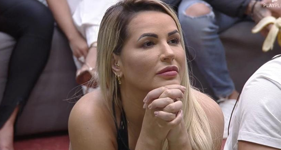 Em 2022, Deolane Bezerra, que já era milionária por conta de seus trabalhos como advogada, cantora e influencer, desistiu do programa 