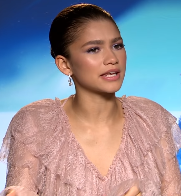 Em seu aniversário de 18 anos, a atriz comemorou com uma campanha para ajudar a alimentar pelo menos 150 crianças com fome no Haiti, na Tanzânia e nas Filipinas.