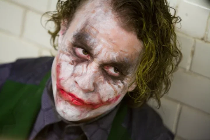 Este Coringa nÃ£o era apenas um vilÃ£o cÃŽmico ou excÃªntrico, mas um ser genuinamente perturbado e perigoso, alguÃ©m que via o caos como a verdadeira essÃªncia da vida. O Coringa de Ledger, com sua maquiagem borrada e seu sorriso inquietante, tornou-se um sÃ­mbolo de anarquia e desespero.
