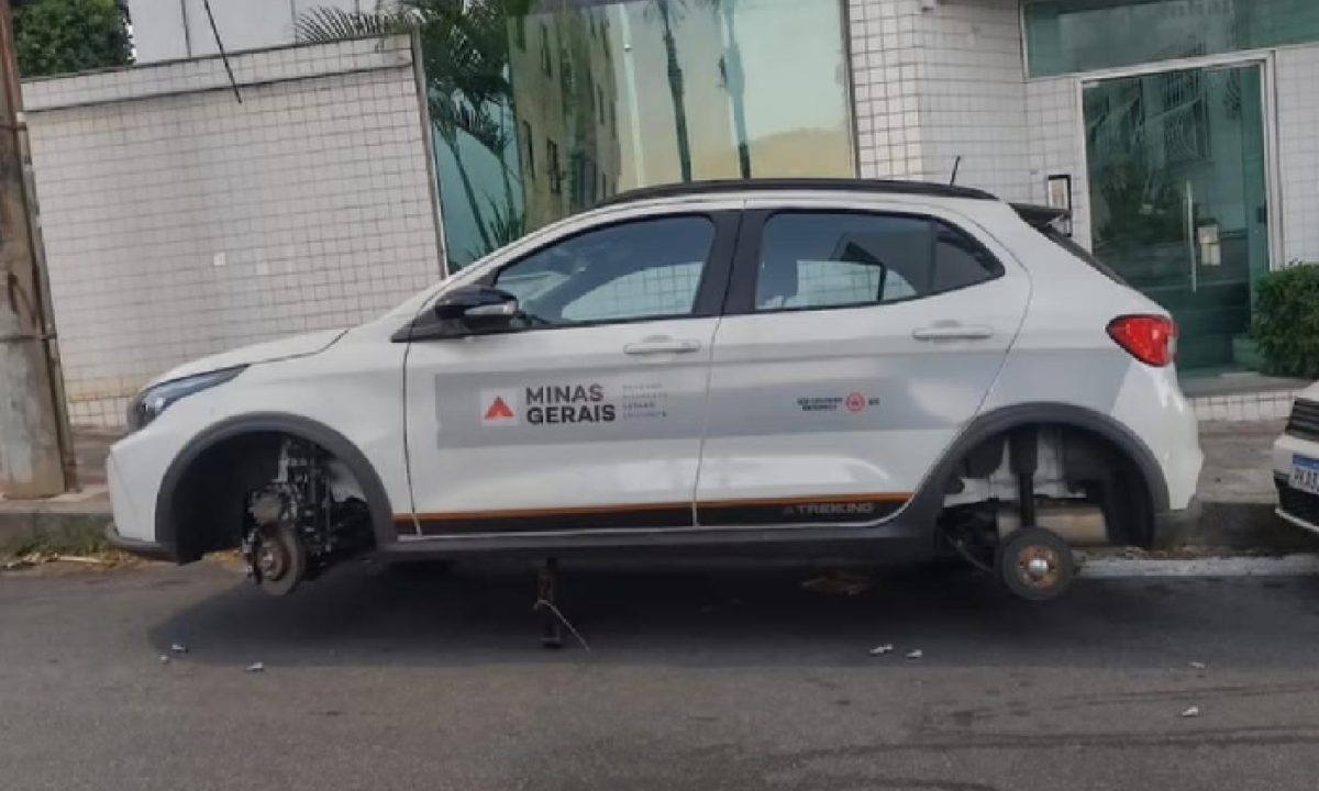 Pneus de carro oficial do Governo de Minas Gerais foram furtados durante a madrugada no Bairro Santa Rosa -  (crédito: Redes Sociais / Reprodução)