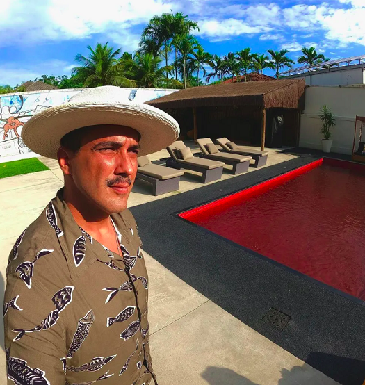 Piscina vermelha: Outro item que dividiu a web foi a piscina do apresentador André Marques. Os azulejos avermelhados acabam transformando a cor da água. “Deve ser tipo tomar um banho de sangue